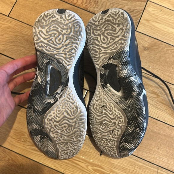 Under Armor Tennis Shoes - Picture 4 of 6